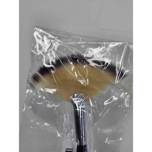 Younique Fan Brush New Sealed - Picture 4 of 4